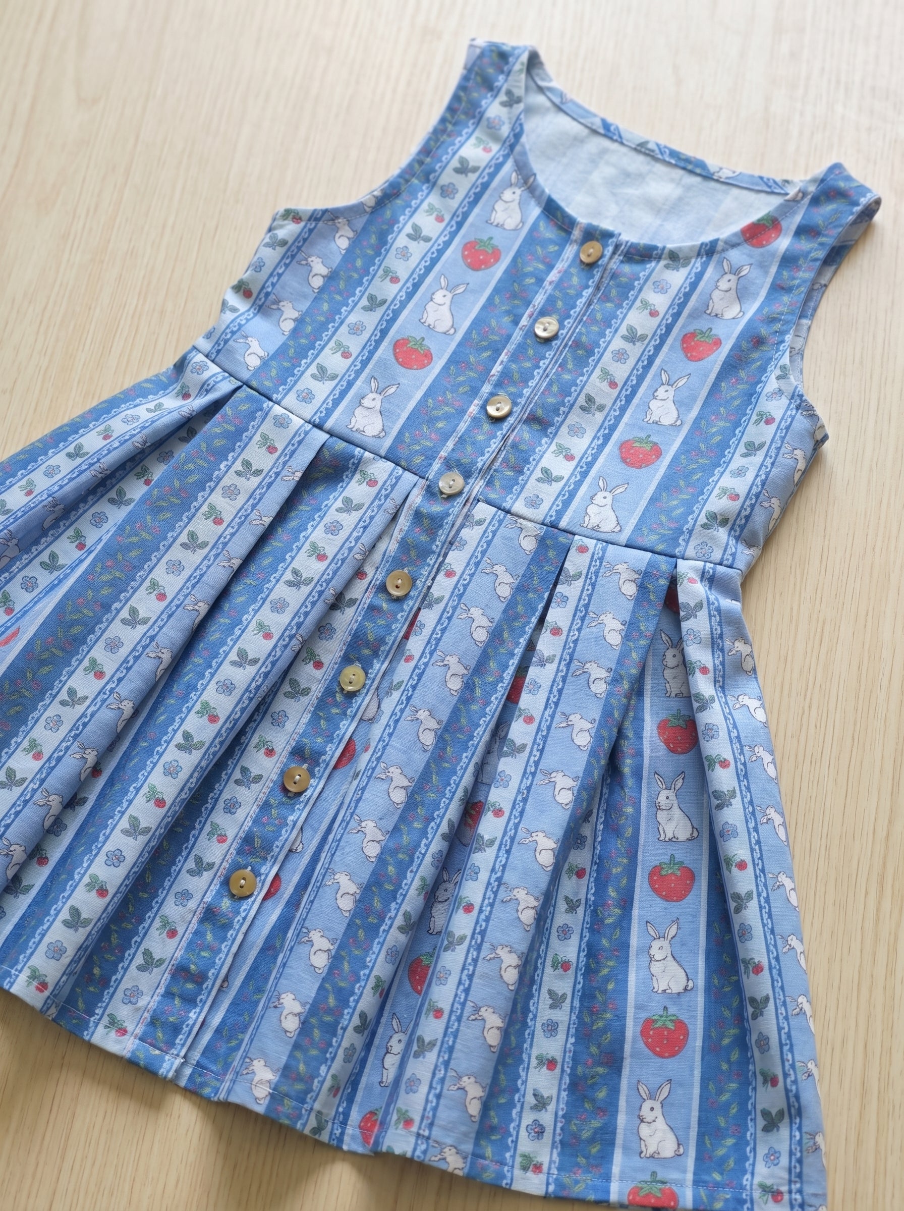 Wholesale Strawberry Bunny Girls Dress Sleeveless Button Front A-Line Summer Toddler Dress Custom OEM